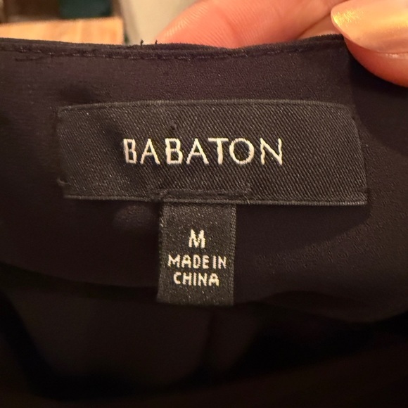 Aritzia Women’s Sleeveless V-Neck Top - Picture 6 of 6